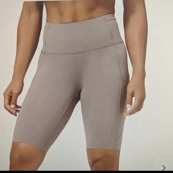 Lululemon Fast and Free short 10" non reflective - Picture 3 of 3